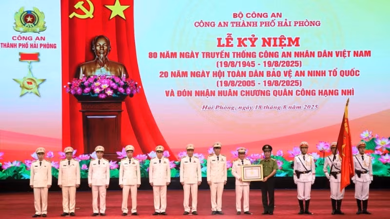 Thượng tướng Trần Quốc Tỏ, Ủy viên Trung ương Đảng, Thứ trưởng Công an, trao Huân chương Quân công hạng Nhì cho Công an thành phố Hải Phòng.