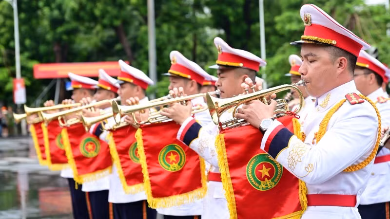 Đoàn Quân nhạc Công an nhân dân biểu diễn tại dải trung tâm thành phố. (Ảnh: Công an Hải Phòng)