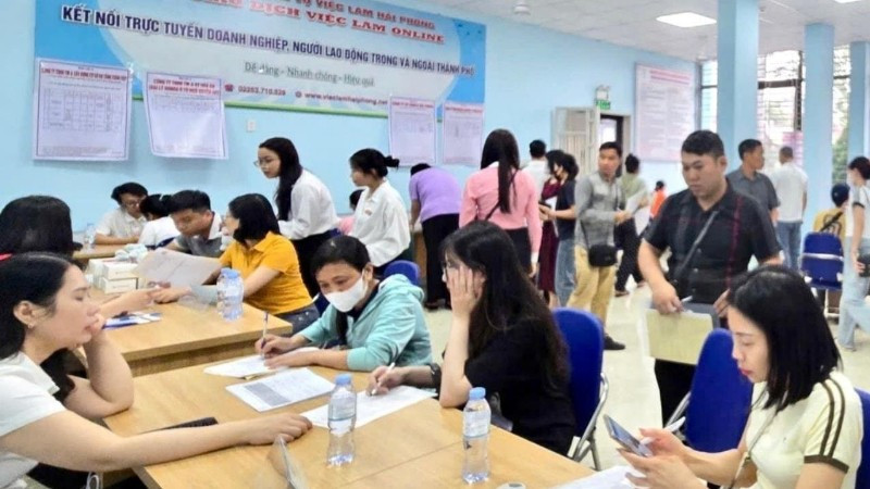 Một phiên giao dịch việc làm định kỳ tại Trung tâm dịch vụ việc làm Hải Phòng được tổ chức theo hình thức trực tiếp phối hợp trực tuyến (qua livestream). (Ảnh: HUY ĐẠI)