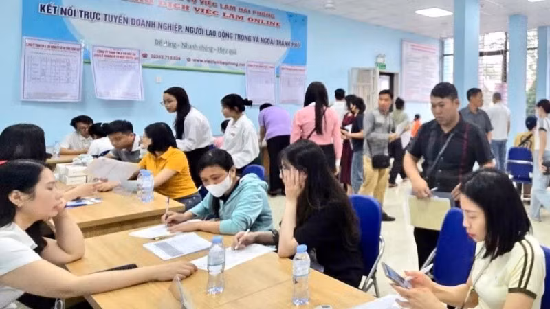 Một phiên giao dịch việc làm định kỳ tại Trung tâm dịch vụ việc làm Hải Phòng được tổ chức theo hình thức trực tiếp phối hợp trực tuyến (qua livestream). (Ảnh: HUY ĐẠI)