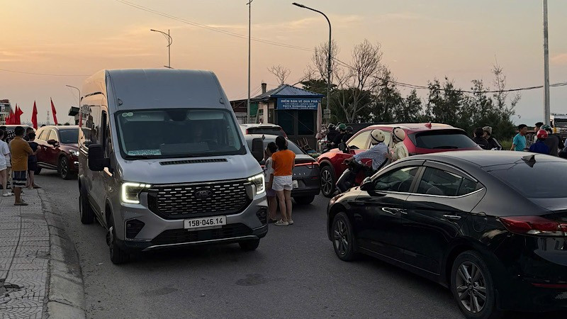 Các phương tiện không thể lên phà rời Cát Bà chiều ngày 7/9. (Ảnh du khách cung cấp)