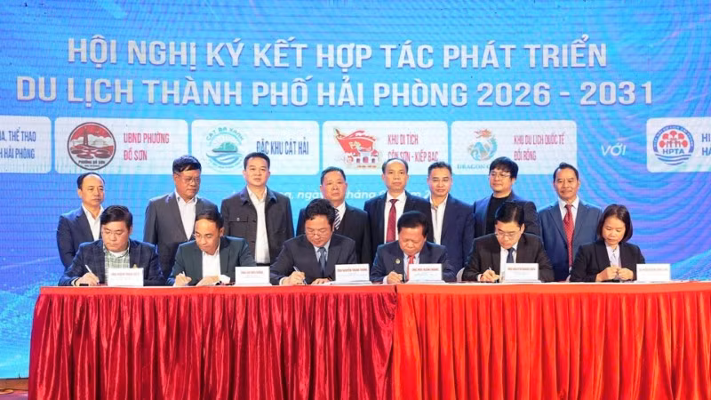 Các đại biểu ký kết hợp tác phát triển du lịch Hải Phòng giai đoạn 2026-2031.