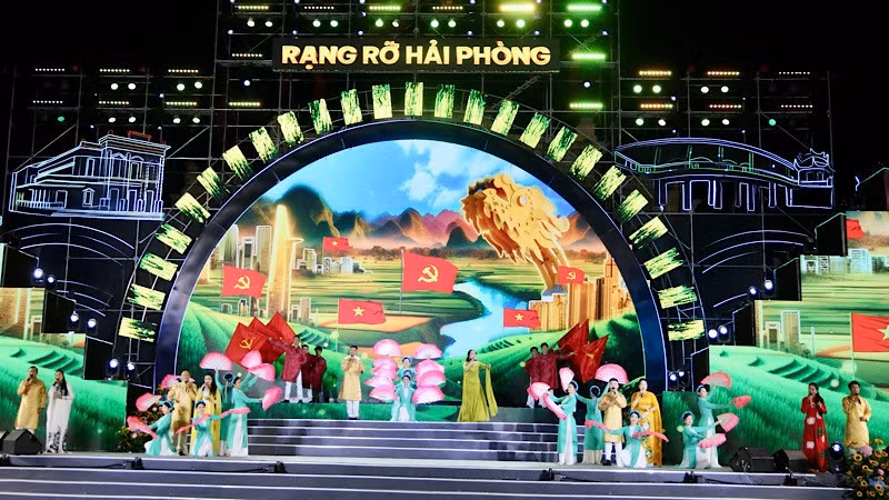 Điểm cầu truyền hình "Rạng rỡ Hải Phòng" tại Quảng trường Nhà hát thành phố.