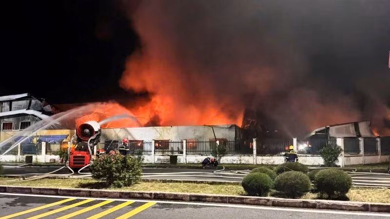 Phòng Cảnh sát Phòng cháy, chữa cháy và Cứu nạn cứu hộ Công an thành phố Hải Phòng triển khai đội hình chữa cháy. (Ảnh: Công an Hải Phòng)