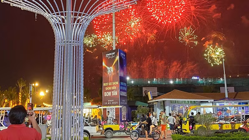 Cát Bà về đêm. (Ảnh: THANH HỒNG)