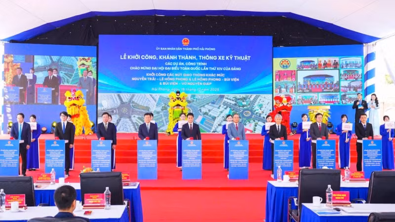 Các đại biểu thực hiện nghi thức khởi công 3 dự án đầu tư xây dựng nút giao thông khác mức đường Lê Hồng Phong-Nguyễn Trãi, Bùi Viện-Lê Hồng Phong và Bùi Viện-Võ Nguyên Giáp (Hải Phòng).