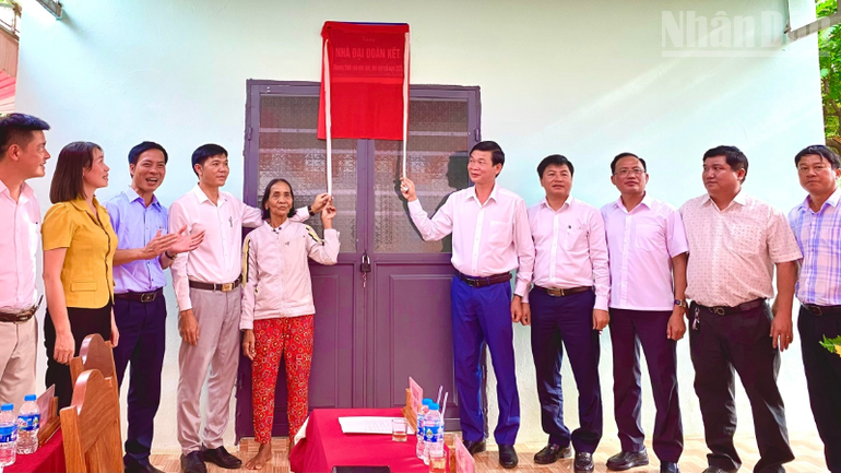 Chính quyền xã Bù Đăng tặng nhà từ Chương trình xóa nhà tạm, nhà dột nát cho nhân dân. ndo_tr_1-8944.png
