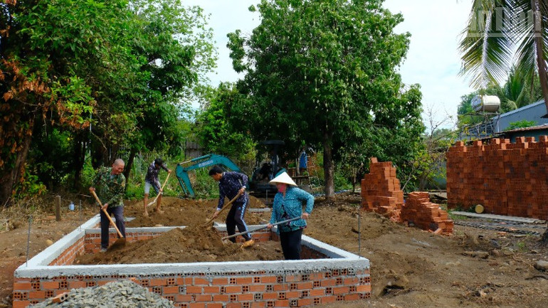 Nhân dân giúp nhau xây nhà đại đoàn kết để tiết kiệm chi phí ndo_tr_dscf3229-2429.jpg