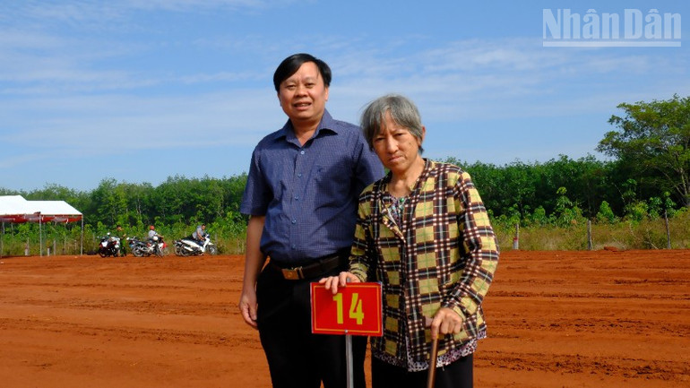 Người dân vui mừng vì lần đầu tiên tự chọn vị trí đất và được nhà nước xây tặng nhà. ndo_tr_dscf3171-5735.jpg