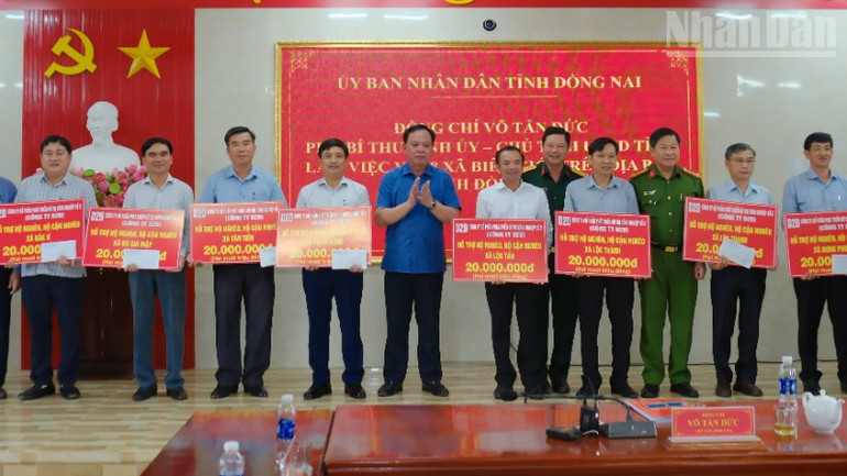 Phó Bí thư Tỉnh ủy, Chủ tịch Ủy ban nhân tỉnh Đồng Nai Võ Tấn Đức tặng quà cho các xã biên giới. ndo_tr_dscf1339-3219.jpg