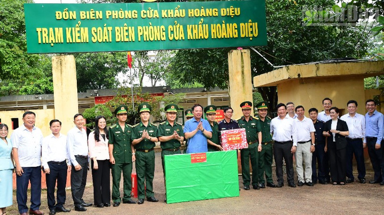 Phó Bí thư Tỉnh ủy, Chủ tịch Ủy ban nhân tỉnh Đồng Nai Võ Tấn Đức tặng quà cho Trạm kiểm soát biên phòng cửa khẩu Hoàng Diệu. ndo_tr_dsc-2526-8508.jpg