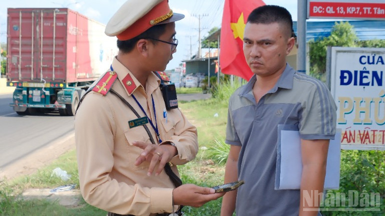 Lực lượng Cảnh sát giao thông Công an tỉnh Đồng Nai (Trạm số 3-Quốc lộ 13) nhắc nhở tài xế lưu thông bảo đảm an toàn. ndo_br_dscf1184-7994.jpg