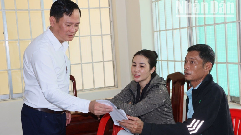 Lãnh đạo thị xã Chơn Thành hướng dẫn người dân thực hiện các thủ tục hành chính theo quy trình hoạt động của mô hình xã, phường mới. 33-5588.jpg