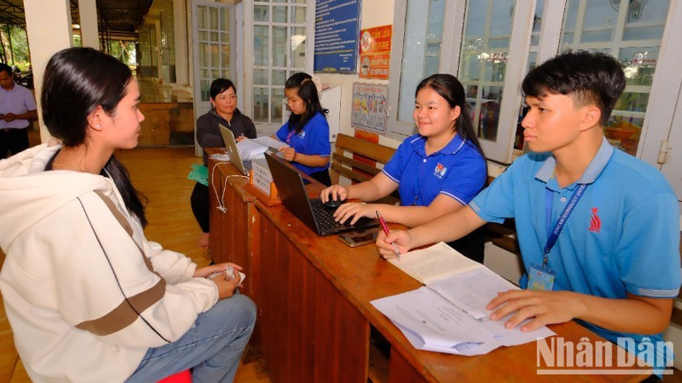 Các bạn tình nguyện giúp nhân dân thực hiện các thủ tục hành chính tại Trung tâm phục vụ hành chính công xã Đắk Nhau. ndo-br-dscf0557-6704.jpg
