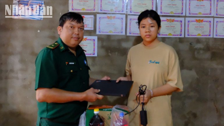 Cán bộ Đồn Biên phòng Đắk Ơ hỗ trợ sửa máy tính cho em Lý Thị Nga, học sinh lớp 10, Trường dân tộc nội trú tỉnh Đồng Nai. dscf0461-4567-2386.jpg