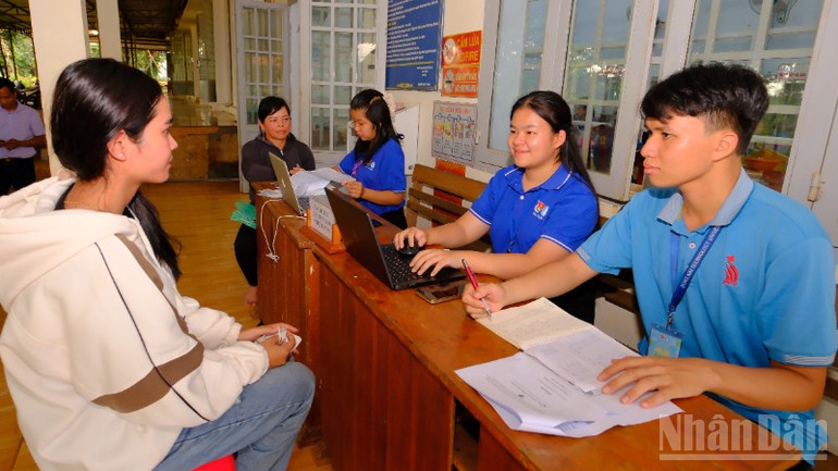 Members of the community digital technology team of Dong Nai province support people in handling administrative procedures. ndo_br_dscf0557-6704.jpg