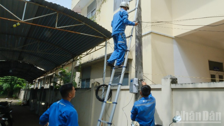 VNPT Binh Phuoc branch staff fix transmission line problem. ndo_br_dscf0759-9013.jpg