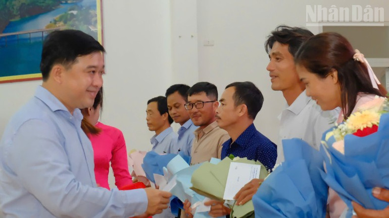 Phó Chủ tịch Ủy ban nhân dân tỉnh Đồng Nai Hồ Văn Hà động viên, khen thưởng các hộ dân xã Nghĩa Trung sớm cắt cây, bàn giao mặt bằng cho dự án cao tốc Gia Nghĩa-Chơn Thành. ndo_tr_z7095094493279-a3f700ca9153ff65016641f8760cbc45-3600.jpg