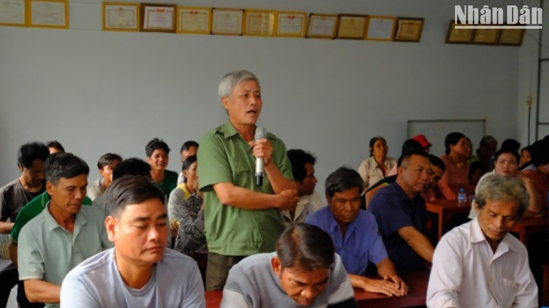 Người dân thôn 1, xã Bù Đăng, tỉnh Đồng Nai phát biểu ý kiến tại buổi gặp gỡ với lãnh đạo xã. dscf0194-4324-623-6332.jpg