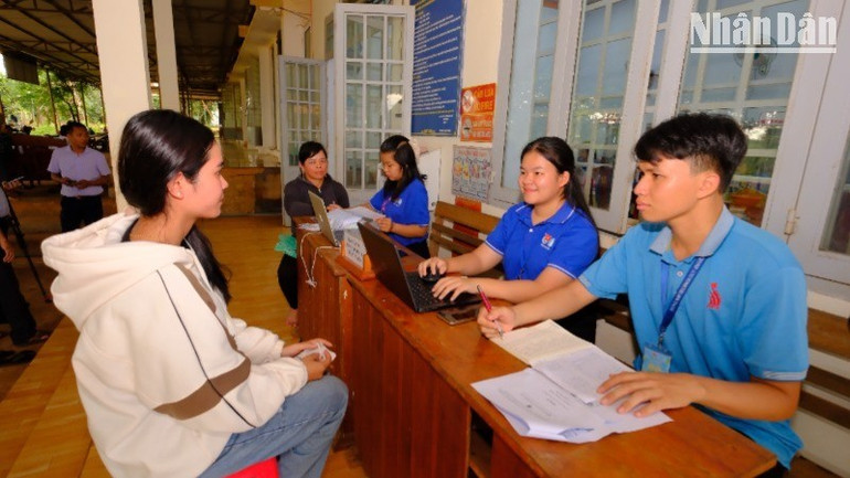 Thanh niên tình nguyện hỗ trợ người dân xã Đắk Nhau đến Trung tâm phục vụ hành chính công xã giải quyết thủ tục hành chính. dscf0556-7559-6721.jpg