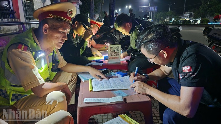 Lực lượng Cảnh sát giao thông công an tỉnh Đồng Nai (Trạm Cảnh sát giao thông Đồng Phú) tuần tra đêm và xử lý các trường hợp vi phạm luật giao thông đường bộ. ndo_bl_z6894629822932-f92c160fbae6a81b2e87d5773353ce63-9547.jpg