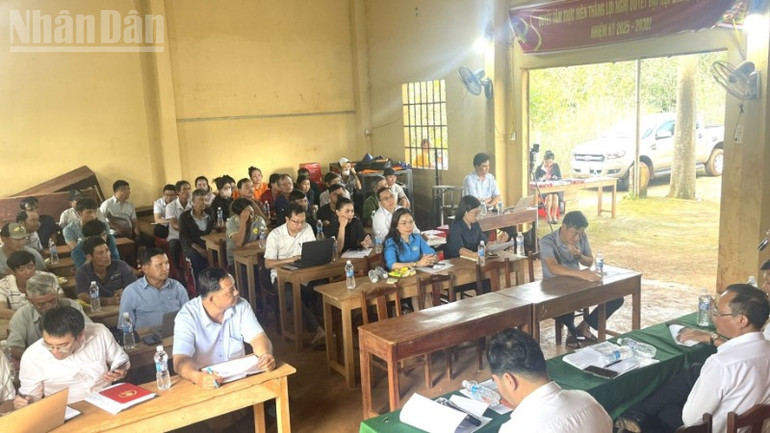Các xã có cao tốc Gia Nghĩa-Chơn Thành đi qua thường xuyên đối thoại với nhân dân để tháo gỡ những khó khăn, vướng mắc trong quá trình giải phóng mặt bằng. ndo_tl_z7147511044957-a431aade00dd296fb5769b802eff5faa-851.jpg