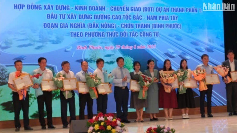 Bình Phước tặng Bằng khen cho các cá nhân có thành tích trong công tác đẩy nhanh tiến độ triển khai dự án. 1-5441-9432.jpg