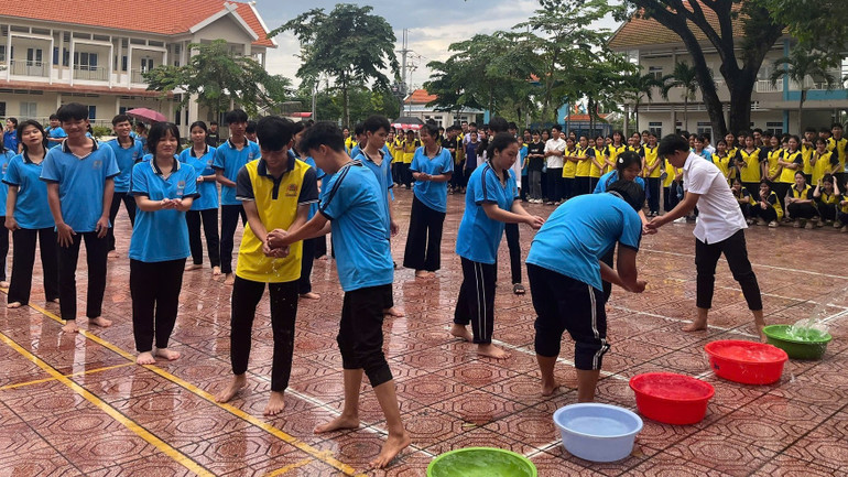 동나이성 소수민족 기숙학교 학생들이 과외 시간에 게임에 참여하고 있습니다. 564034317-1589062738741899-5355930841621866851-n.jpg