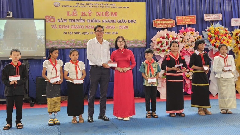 록닌 기숙 중등학교 학생들은 후원자로부터 장학금을 받습니다. img-9340.jpg