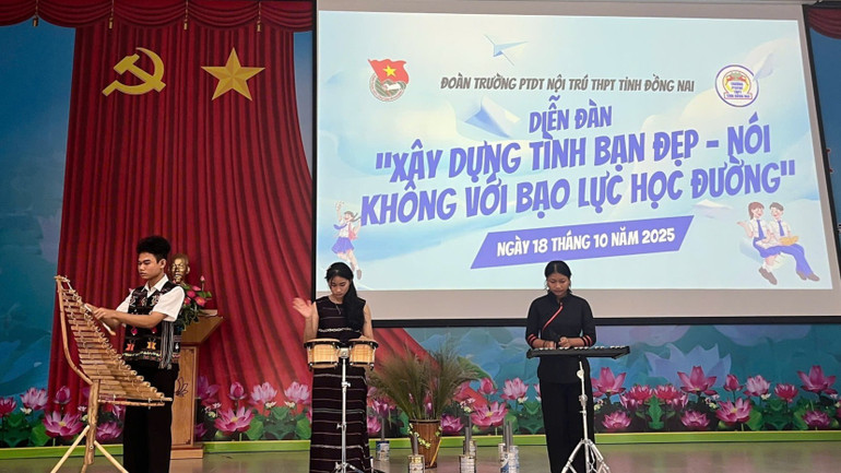 동나이성 소수민족 기숙학교 학생들이 전통 악기를 연주하고 있다. 563472169-1589061002075406-6790801431394526470-n.jpg