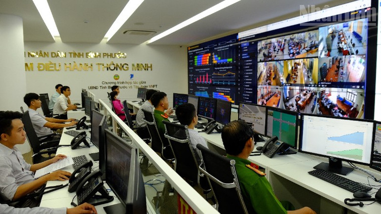 The smart operation center helps provincial leaders grasp and promptly resolve bottlenecks in socio-economic development management. ndo_tr_anh-2-dong-luc-phat-trien-8625.jpg