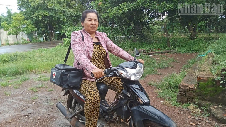 Chị Điểu Thị Thủy thường xuyên lui tới các gia đình trong thôn hướng dẫn chăm sóc sức khỏe sinh sản. ndo_tr_z7140213838697-8c3062b05a1af13d82fef9c479e4da13.jpg