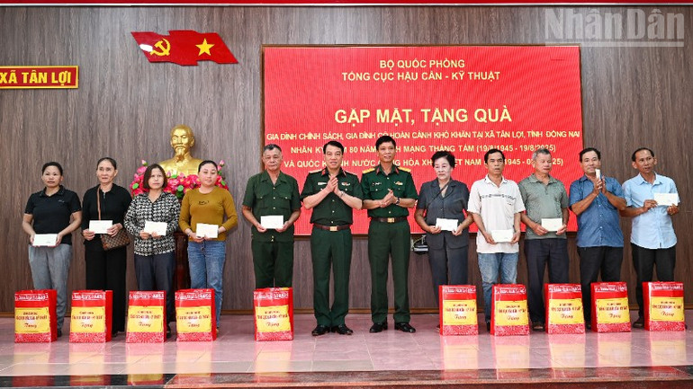 Thiếu tướng Vũ Văn Cường, Phó Chính ủy Tổng cục Hậu cần-Kỹ thuật, cùng các thành viên trong đoàn tặng quà 30 suất quà cho 30 gia đình chính sách, gia đình có hoàn cảnh đặc biệt khó khăn tại xã Tân Lợi, tỉnh Đồng Nai. ndo_tr_dsc-7703-2602.jpg