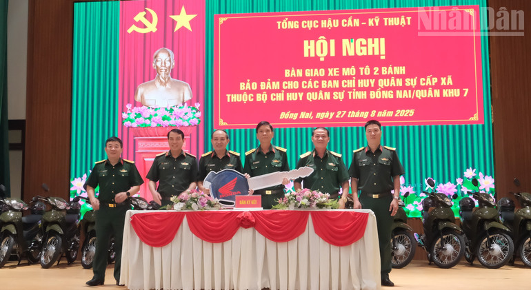 Các đơn vị trao và nhận phương tiện tượng trưng ndo_tr_dscf0540.jpg