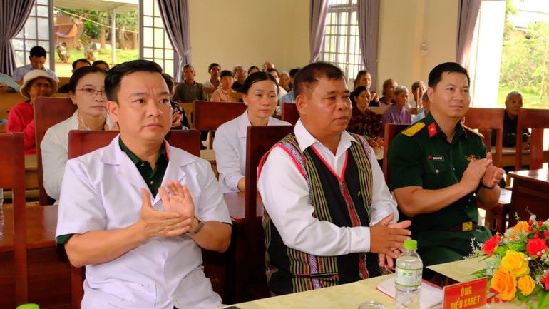 Ông Điểu Sa Rét (ngồi giữa) tại buổi tiếp xúc với lãnh đạo xã Đắk Nhau, tỉnh Đồng Nai. dscf0413-662.jpg
