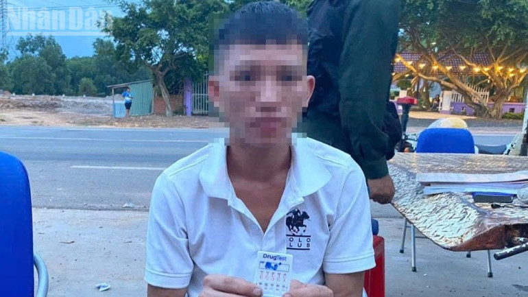 Vi Văn Phố (xã Nha Bích, tỉnh Đồng Nai) có nồng độ cồn trong cơ thể là 0,077 miligam/1 lít khí thở và dương tính với ma túy điều khiển phương tiện tham gia giao thông bị Trạm Cảnh sát giao thông Đồng Phú bắt giữ. ndo_tl_z6895005530425-20d67094dd015d2b43692e88476cf8e9-3654.jpg