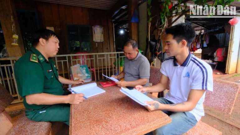 Thiếu tá Lê Điền Thanh, Đội trưởng Đội vận động quần chúng Đồn Biên phòng Đắk Ơ nắm tình hình ở cơ sở. dscf0359-4484-5936.jpg