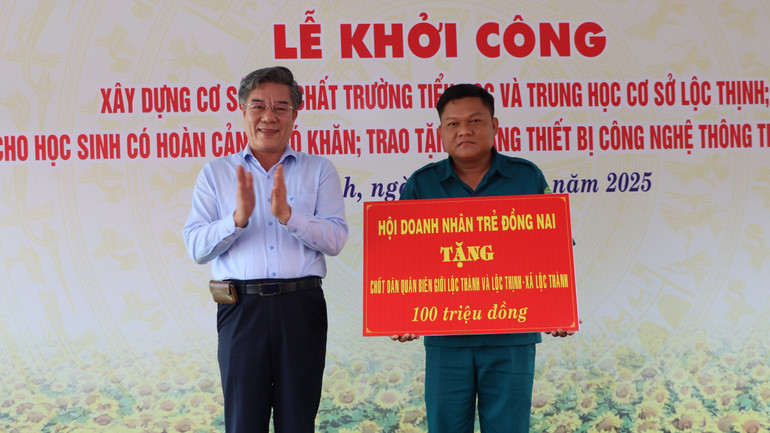 Hội Doanh nhân trẻ tỉnh Đồng Nai hỗ trợ 100 triệu đồng tặng 2 chốt dân quân biên giới Lộc Thành và Lộc Thịnh 8.jpg