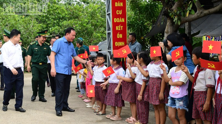 Phó Bí thư Tỉnh ủy, Chủ tịch Ủy ban nhân tỉnh Đồng Nai Võ Tấn Đức thăm khu dân cư liền kề chốt dân quân xã Thanh Hòa. ndo_tl_dsc-2593-8584.jpg