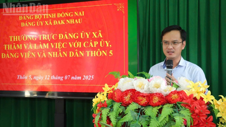 Bí thư Đảng ủy xã Đắk Nhau Nguyễn Trọng Lâm về các thôn trao đổi, nắm bắt thông tin. Bí thư Đảng ủy xã Đắk Nhau Nguyễn Trọng Lâm về các thôn trao đổi, nắm bắt thông tin.