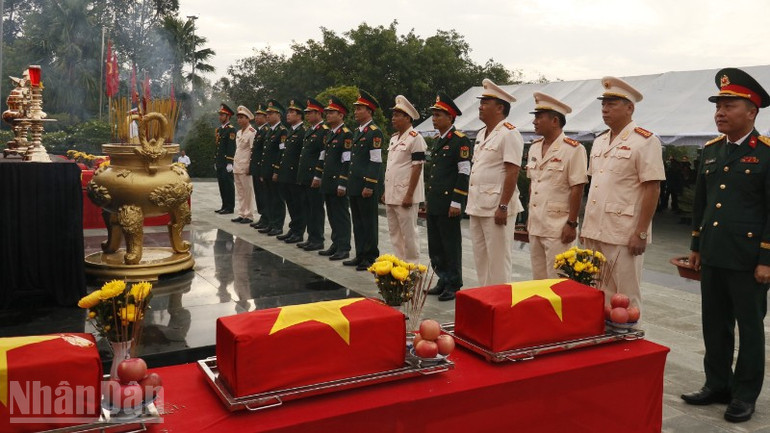 Lực lượng vũ trang tỉnh Đồng Nai dâng hương truy điệu các anh hùng liệt sĩ. ndo_bl_mg-0045-6819.jpg