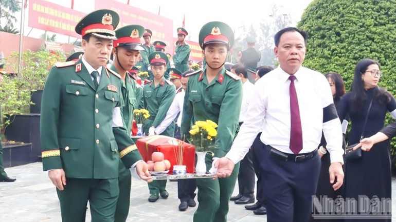 Tiễn đưa các Anh hùng liệt sĩ về nơi an nghỉ cuối cùng. ndo-br-5-20250827080012-20250827095834-9670.jpg