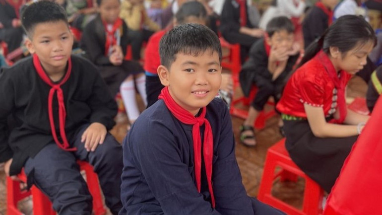 새 학년 개학식에 참석한 록닌 기숙학교 중학교 학생들의 기쁨. img-9295-9355.jpg