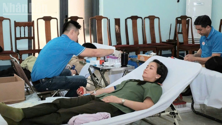 Cán bộ, công chức phường trên địa bàn Bình Phước tham gia hiến máu. ndo_tl_z7125304653030-d91754b5b097b1bbcc624a2929412779.jpg