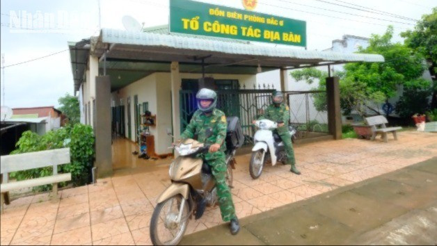 Tổ công tác địa bàn Đồn Biên phòng Đắk Ơ thực hiện chương trình "Tiếng loa biên phòng". dscf0549-8027-4695-627.jpg