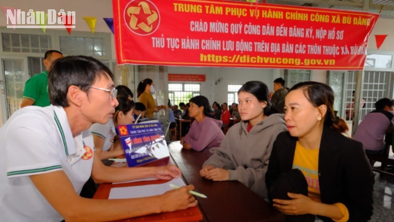 Bộ phận chuyên môn xã Bù Đăng (Đồng Nai) hướng dẫn người dân giải quyết các thủ tục hành chính dscf0280-9035-4070-1671.jpg