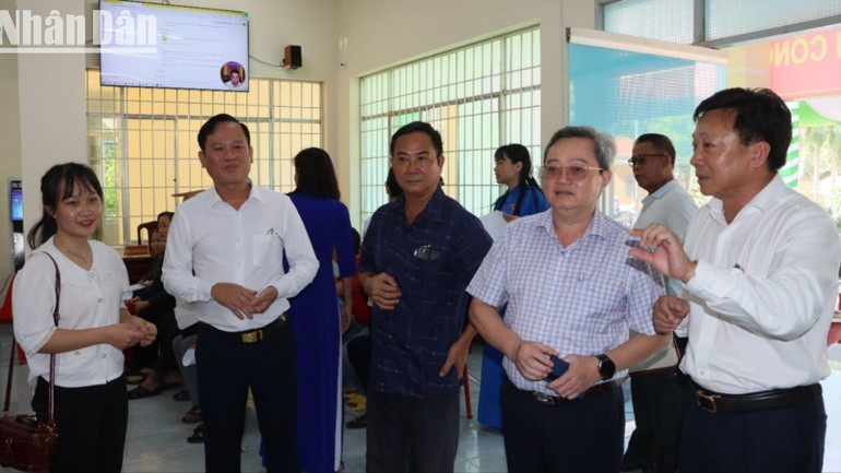 Lãnh đạo tỉnh Bình Phước kiểm tra việc vận hành chạy thử bộ máy chính quyền cấp xã, phường mới. 77-3056-2213.jpg