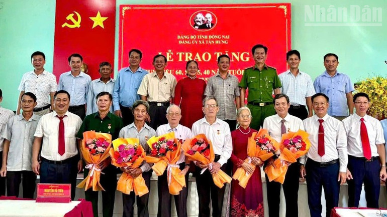 Đảng ủy xã Tân Hưng trao huy hiệu Đảng tặng đảng viên cao tuổi ndo_tr_z7150008422456-df57e1c02eb7788415fb12cc390e049a-8695.jpg