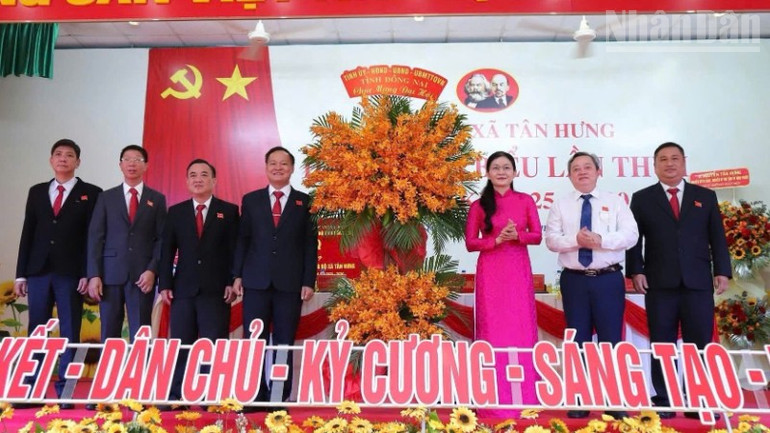 Lãnh đạo Tỉnh ủy Đồng Nai tặng hoa chúc mừng Đại hội Đảng bộ xã Tân Hưng ndo_tr_z7150008394963-3bb9783734a0b8f5d7f25b00c4f22530-918.jpg