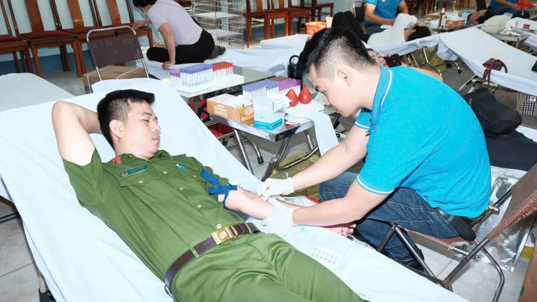 Chiến sĩ Công an phường Bình Phước tham gia hiến máu. z7125304640402-723d0d1c3f8fd83c3b84925e7b0d4a6f.jpg